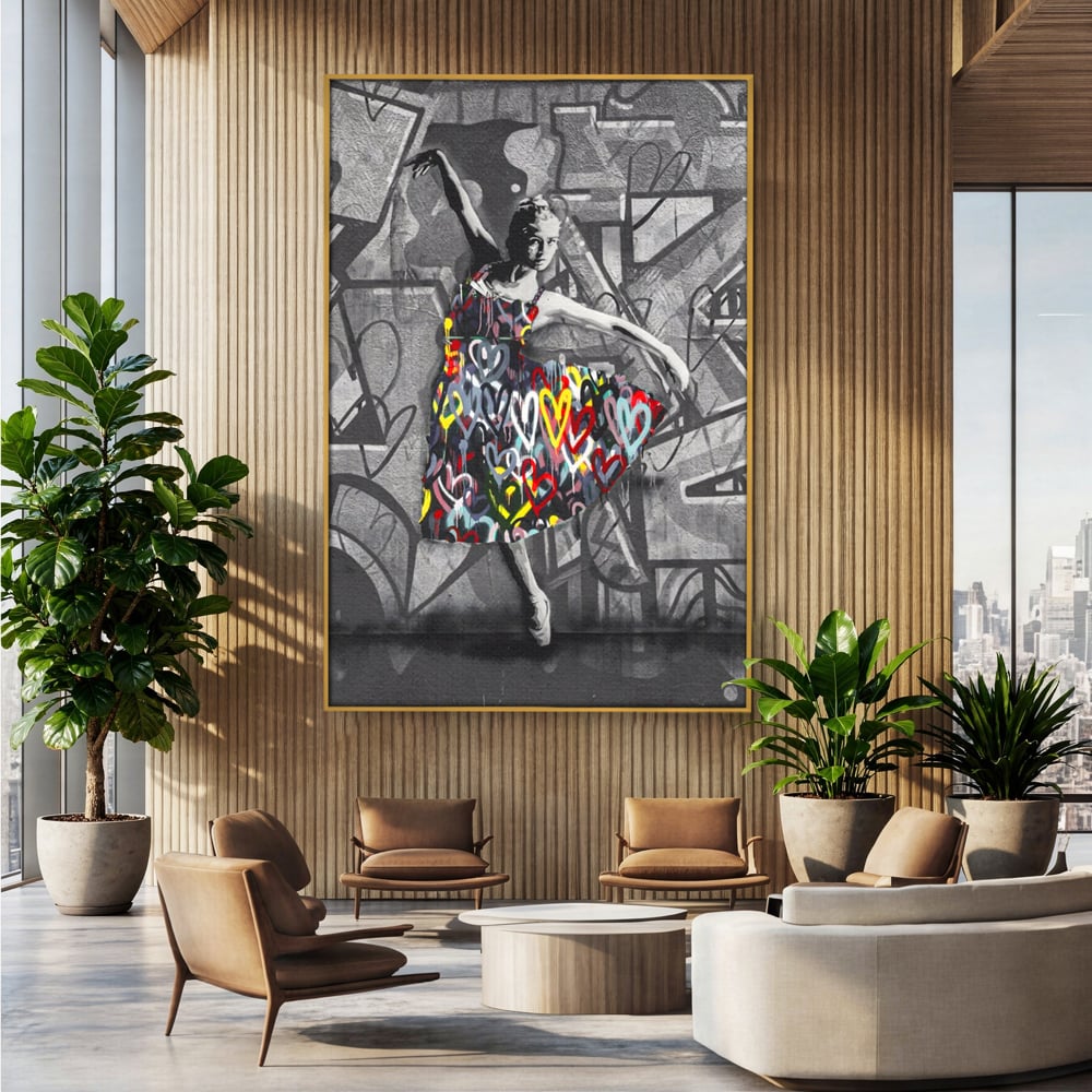Tablou canvas cu tablou canvas cu balerina stilizata, in rama de aluminiu auriu, pe perete intr-un birou